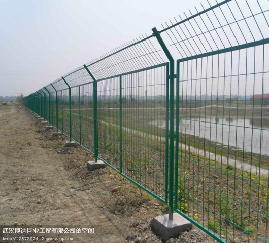 1590392019266430.jpg 光伏電站圍欄 (2)副本.jpg