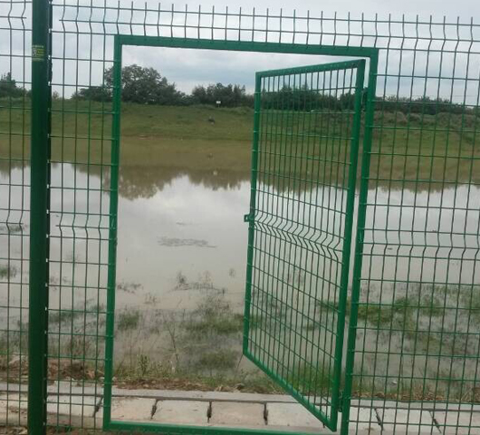 1590392025245446.jpg 光伏電站圍欄 (3)副本.jpg